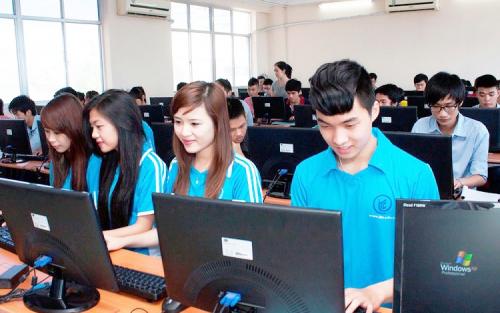 GIÁM ĐỐC CÔNG TY MBA - NHẬN BẰNG KHEN UBND TP.HCM TRONG NGÀY HỘI GD&PT